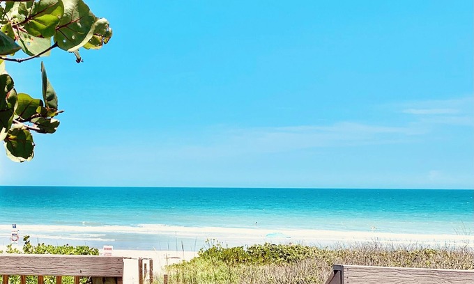 Melbourne Beach House | Stylish Coastal Beach Retreat - Hanging Bed, Steps to Sand & Private Access