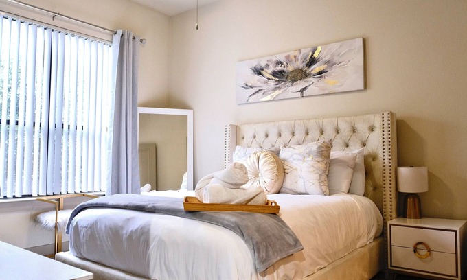 Brookhollow Apartment | Stylish Comfortable 1 Bedroom