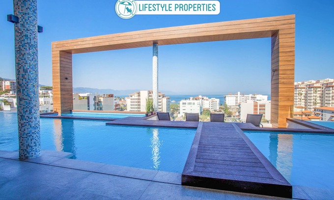 Emiliano Zapata Condo | Stylish condo in Romatic Zone, rooftop pool, gym, hot tub