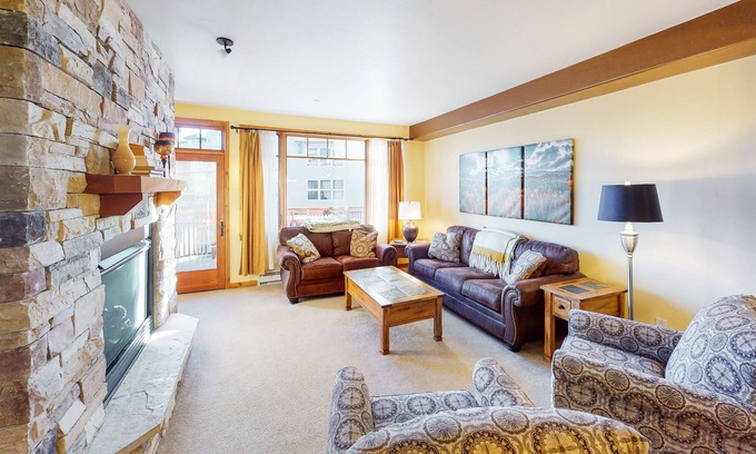 Frisco Condo | Stylish Condo w/Mountain View, Shared Hot Tub, Free WiFi, Elevator - Near Skiing