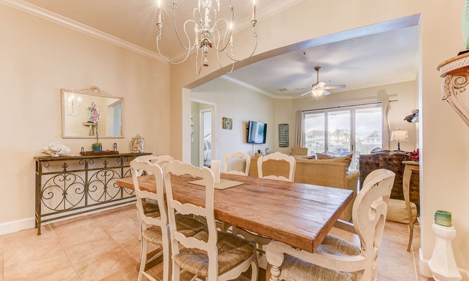 Palm Coast Condo | Stylish Condo with Heated Pools, Gym and Balcony Dining