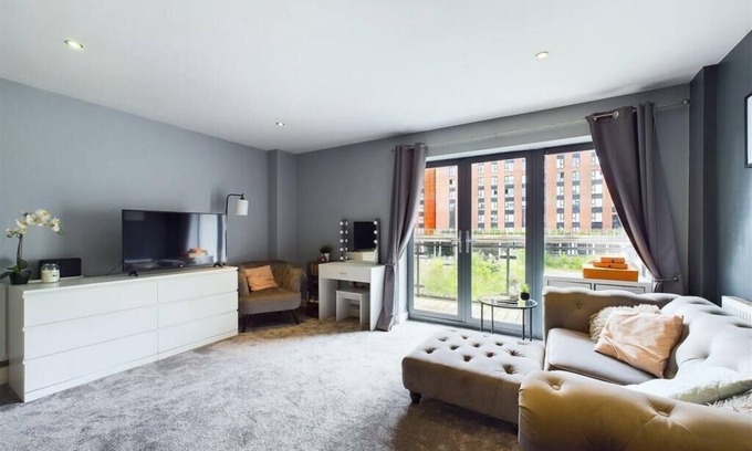 Sheffield Apartment | Stylish & Cosy Studio with Balcony Views - Vibrant City Centre!
