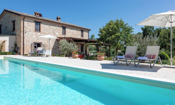 Avigliano Umbrio Villa | Stylish country house, heatable jet stream pool, A/C, Gym