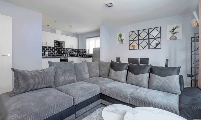 Glyndon Apartment | Stylish Elegant New Flat 5 Min from Elizabeth Line