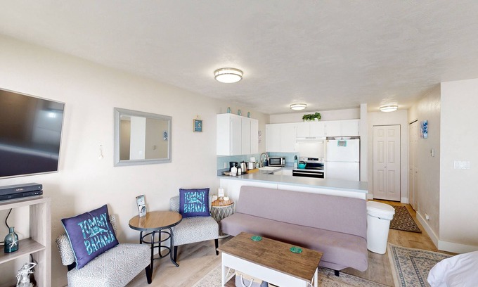 Newport Condo | Stylish Escape W/Shared Pool, Direct Beach Access, Private Balcony & Ocean View
