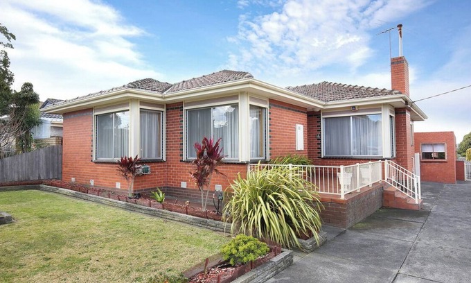 Dandenong House | Stylish Family Home- 3BR in the heart of Dandenong, Just minutes to the station