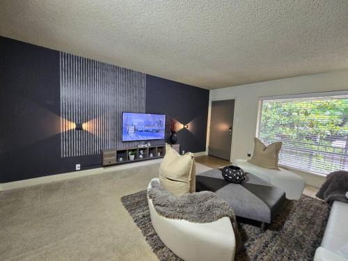 Houston Apartment | Stylish Galleria Condo 2BR 2BA Saltwater Pool Marquee Uptown