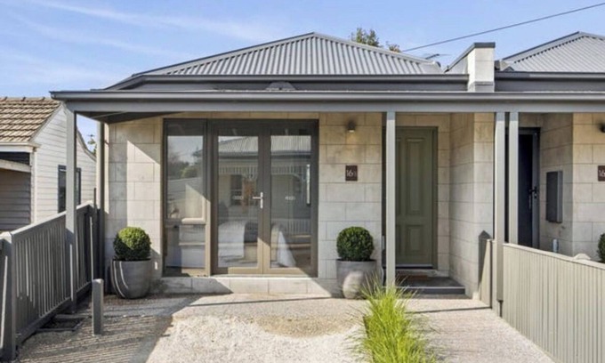 Geelong West House | Stylish Geelong Stay - Prime location near Pakington Street and the Waterfront