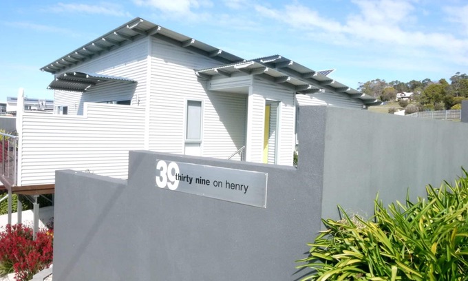 Bridport Villa | Stylish Holiday Unit - Modern Living