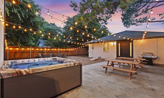Central Arlington House | Stylish Home Hot Tub & Game Room near AT&T, Globe Life, UTA