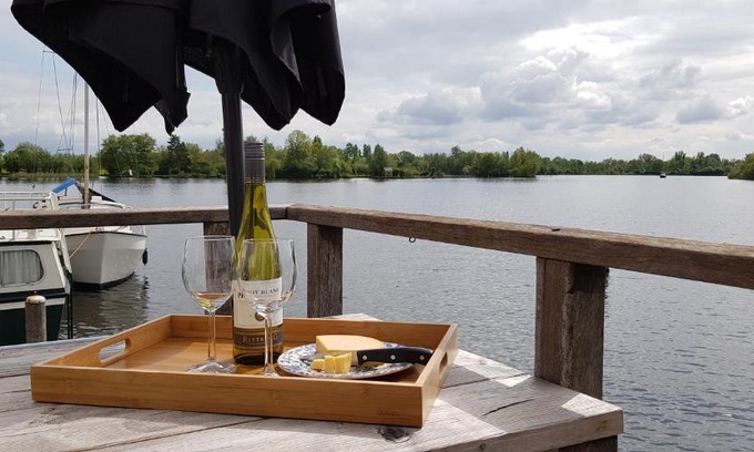 Municipality of Aalsmeer Apartment | Stylish houseboat with sauna and great view