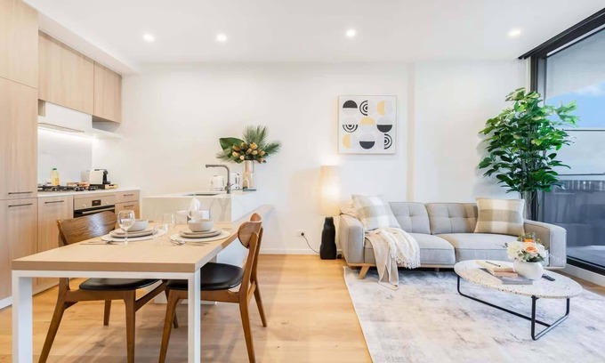 Heidelberg Heights Apartment | Stylish Ivanhoe Apt: Free Parking & Balcony