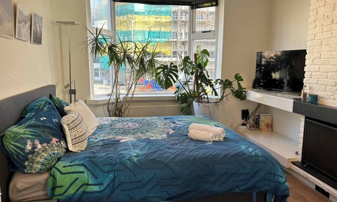 Groningen Bed & Breakfast | Stylish Lottus Room in Duplex Near Center & UMCG