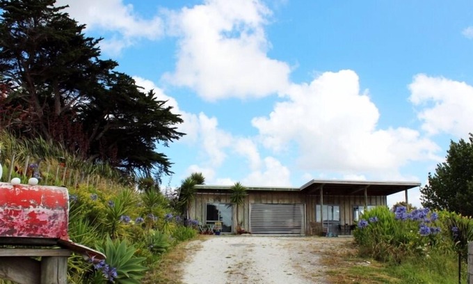 Kaiwaka House | Stylish modern bach with rural and water views