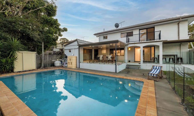 Morningside House | Stylish Morningside Family Home: 6 Bedrooms with Pool, Game & BBQ minutes to CBD