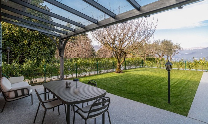 Como Apartment | Stylish one bedroom apartment 45mq with private garden in an elegant context. The flat is located inside the wonderful Villa Maderni in the Spina Verde Park area. Guests have at their disposal a large garden with panoramic infinity pool, tennis court, ba