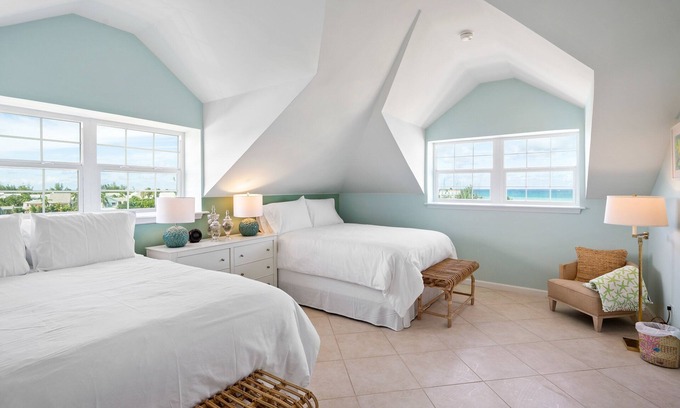 Nassau Condo | Stylish Penthouse with Ocean Views and Beach Access