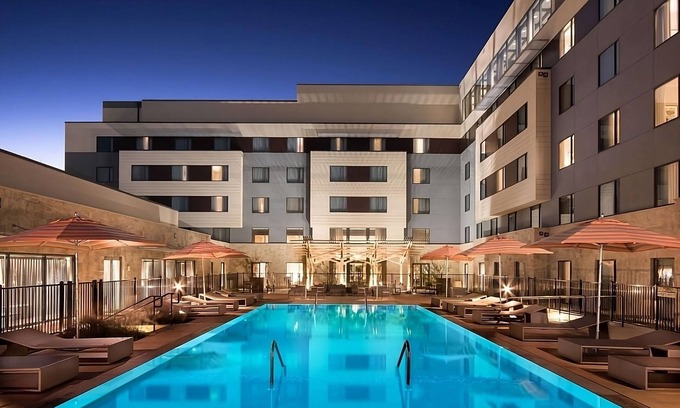 Bee Cave Apartment | Stylish Pool View King | Free Parking, Near Shops, Parking Steps Away!
