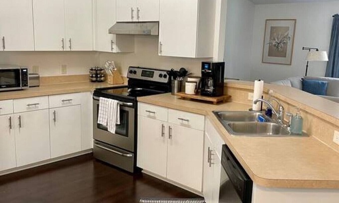 Fellowship Apartment | Stylish Rancher| Pet-Friendly | Minutes to WEC