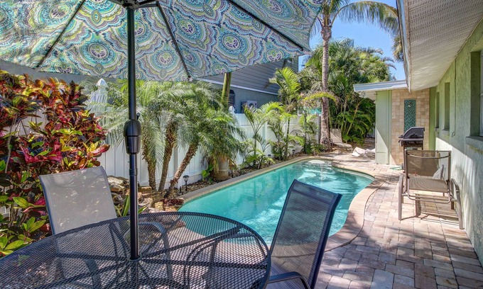 Holmes Beach Villa | Stylish & relaxing villa with heated pool - blocks from the beach