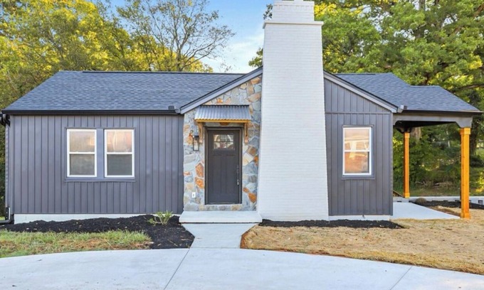 Knoxville House | Stylish remodeled mid-term rental, minutes from downtown Knoxville & UTK