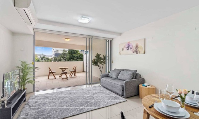 West End Apartment | Stylish Riverside Haven - Gym, Pool, WiFi & Parking