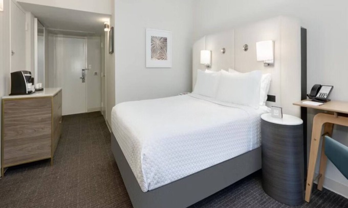 Downtown Dallas Hotel | Stylish Room Elegant Décor in the Heart of Dallas! Outdoor Pool!