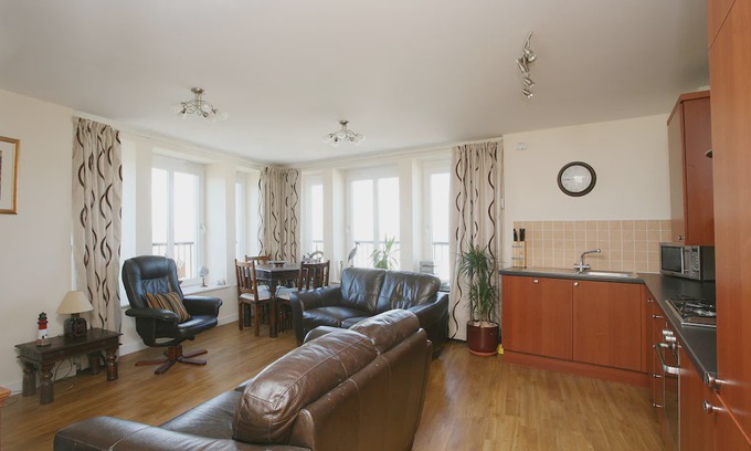 Newhaven Apartment | Stylish Sea view Apartment
