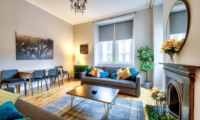 Glasgow Westend Apartment | Stylish & Spacious 3 Bedroom Apt in Finnieston, West End