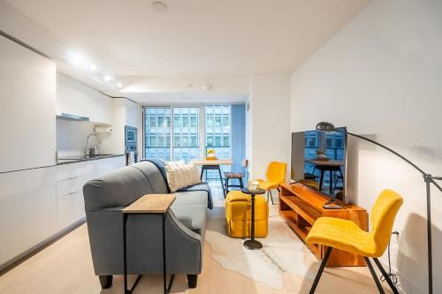 Bay Cloverhill House | Stylish Stay with City Views, Pool and Gym