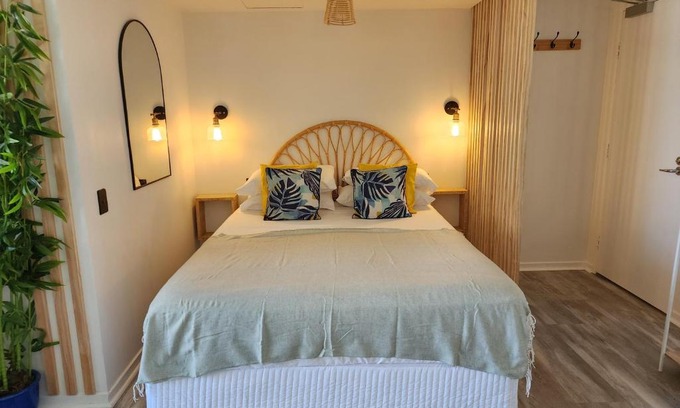 Surfers Paradise Apartment | Stylish Studio Apartment, Holiday Resort, With View, Pool, Spa , Sauna