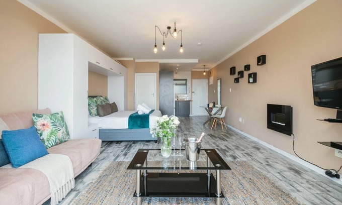 Tokai Apartment | Stylish Studio Retreat in Green Point