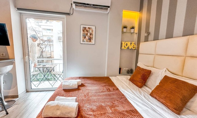 Kinosargous Apartment | Stylish Studio Steps from the Acropolis- Cielo Homes