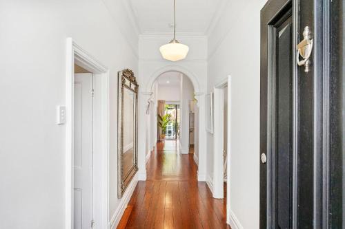 Bayswater House | Stylish Suburban Getaway Spacious&bbq