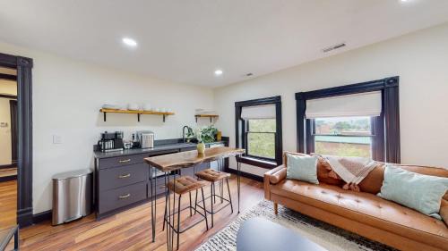 Old Louisville Apartment | Stylish Top Floor 2 kings full bathroom with tub