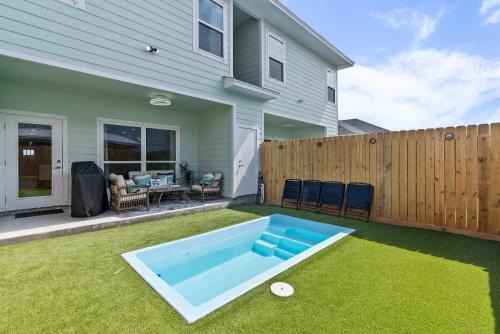 Corpus Christi Apartment | Stylish Townhouse with BBQ, Pool & Near Beach
