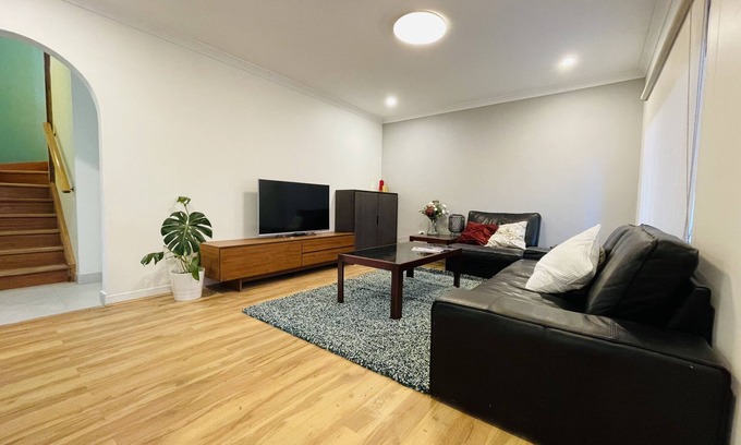 Bentley House | Stylish townhouse with a cosy balcony