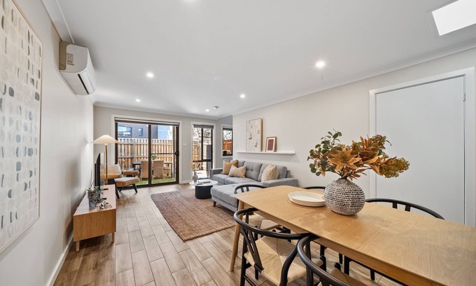 Coombs House | Stylish Townhouse with Private Courtyard