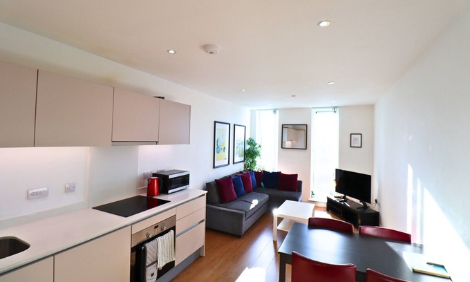Bracknell Apartment | Stylish Two Bedroom Apartment Central Bracknell