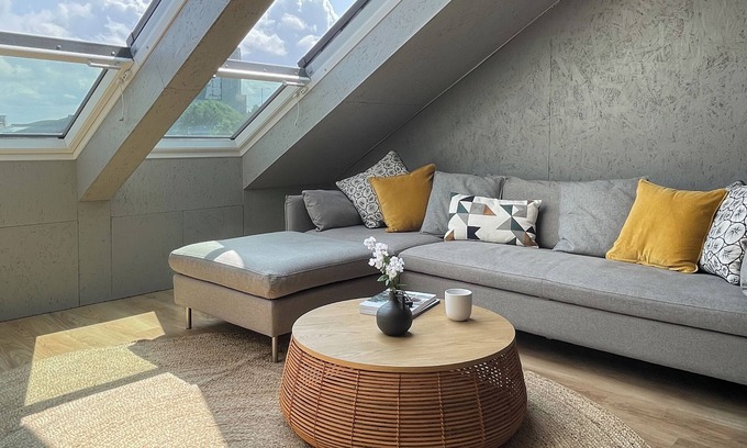 London Borough of Hounslow Apartment | Stylish Urban Retreat: West LDN!