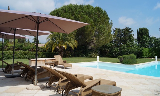 Les Baraques Villa | Stylish villa near Mougins with large, private pool and lovely outdoor kitchen