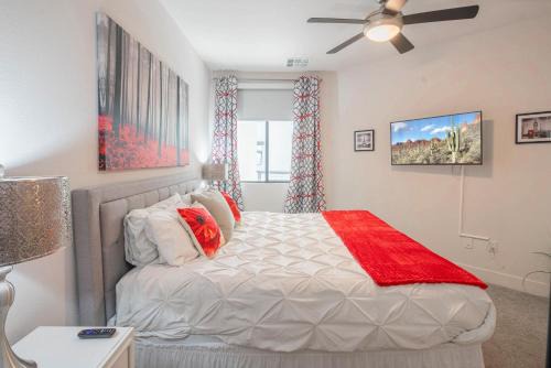 North Scottsdale Apartment | Stylish Workspace, Serene Setting G3043
