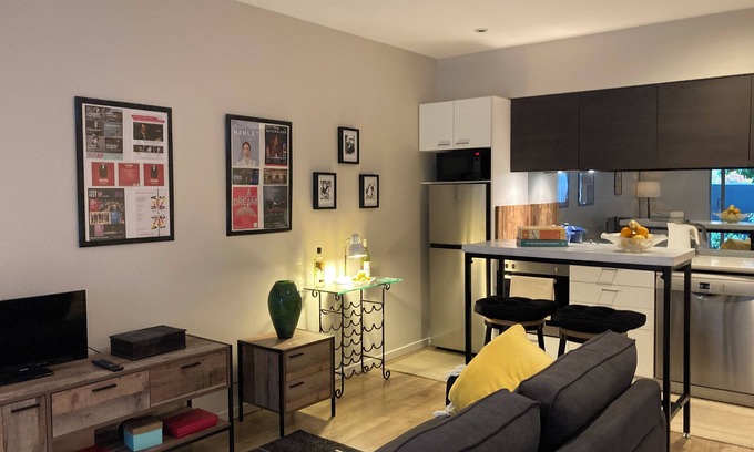 Carlton North Apartment | Stylishly appointed apartment in Carlton - free parking and includes breakfast.