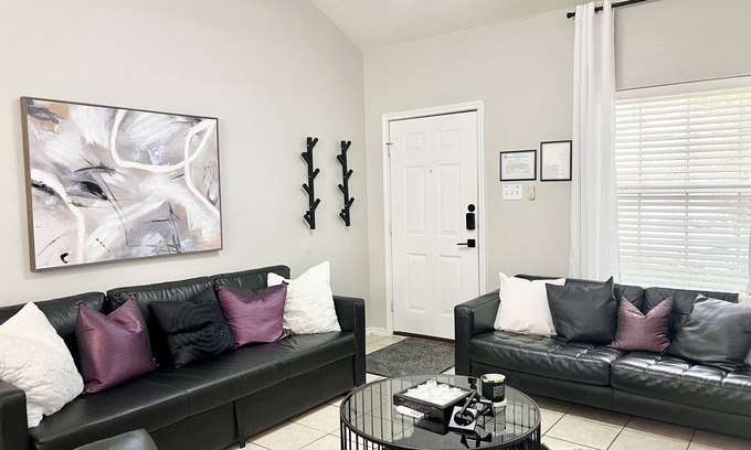 South Arlington House | Stylist home ~free 5 mins park & walk to AT&T Stadium