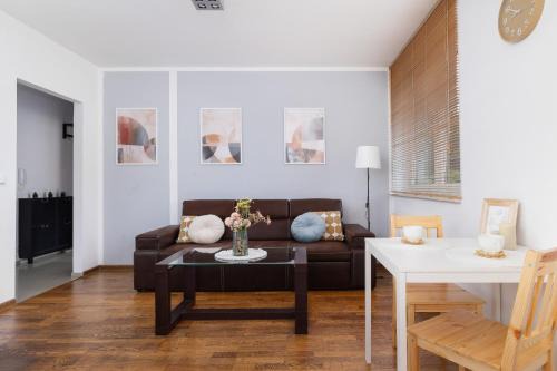 Chorzow Apartment | Stylowy Apartament z oddzielna sypialnią niedaleko centrum Chorzowa by Noclegi Renters