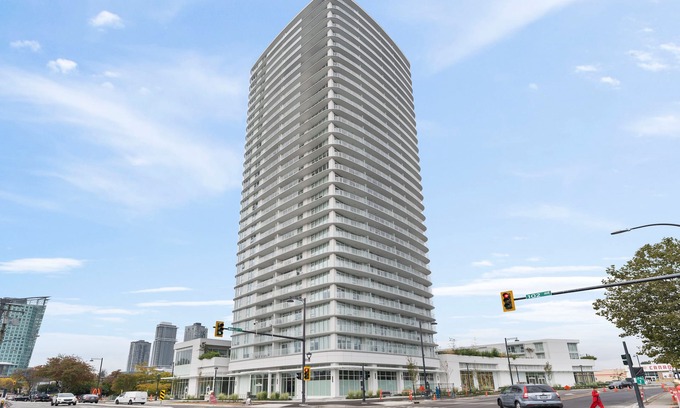 Surrey Apartment | Sub-Penthouse 2 bed 2 bath in Downtown Surrey