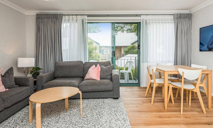 Subiaco Apartment | Subiaco Village with pool, BBQ & spa - free parking and wifi - two bedroom