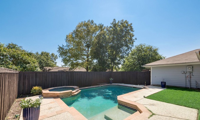 Cowley House | Suburban 3 BR Home, Pool, Fast Wi-Fi, One Level