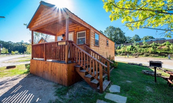 Broken Bow Cabin | Sugar Maple: Sleep 3, Tiny Cabin, Pets, Near Lake