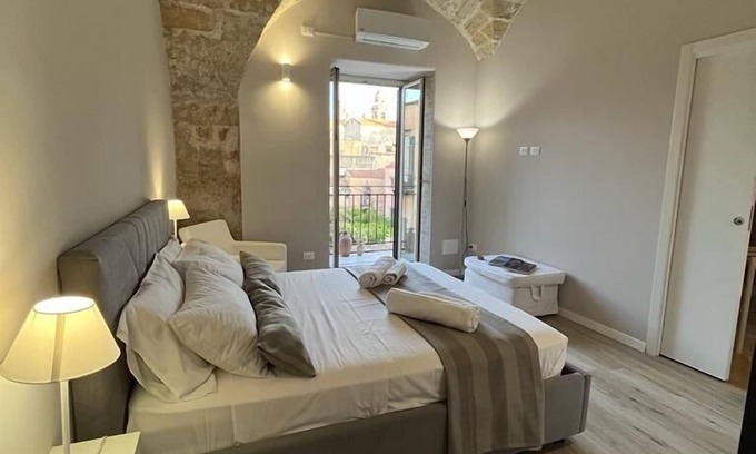 Castellammare Apartment | SUGGESTIVE VALVERDE FLAT IN THE HISTORIC CENTER